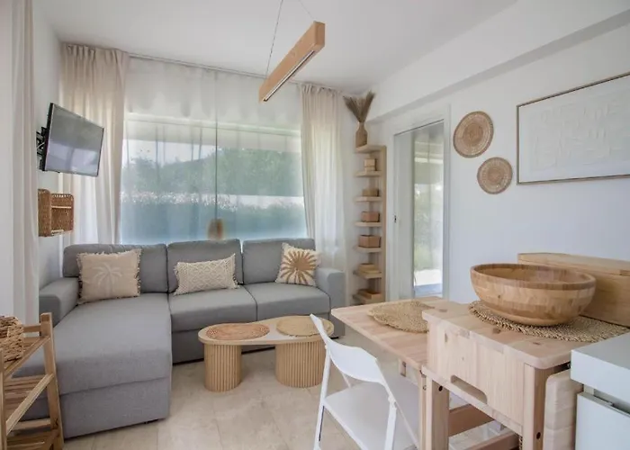 Guesthost - Stunning In Pittulongu With Pool דירה